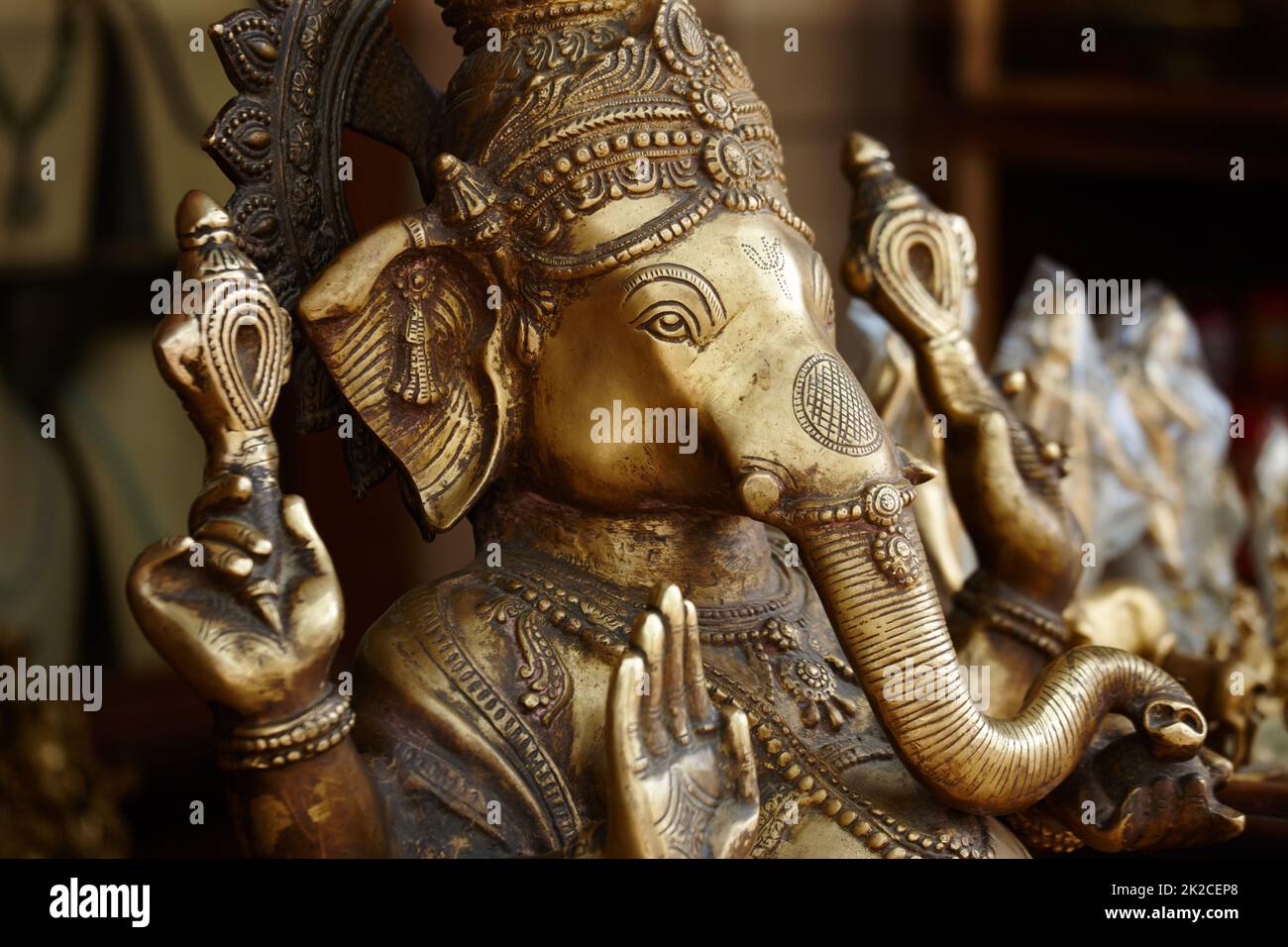 Iconografia splendidamente realizzata. Primo piano di un effigie di bronzo del dio Ganesha in un tempio indiano. Foto Stock