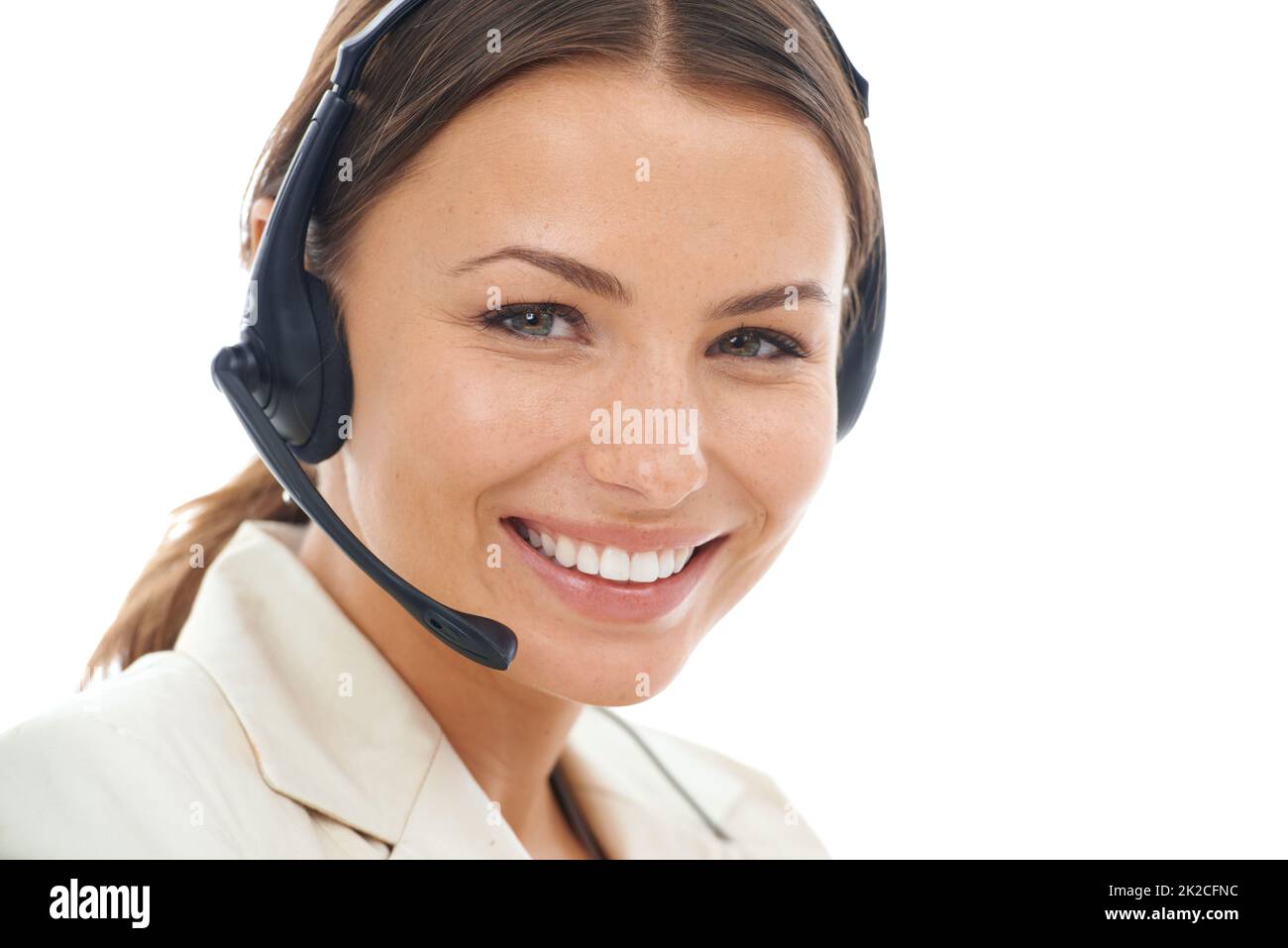 L'assistenza è la sua specialità. Primo piano di un'operatrice sorridente che indossa una cuffia isolata su sfondo bianco. Foto Stock