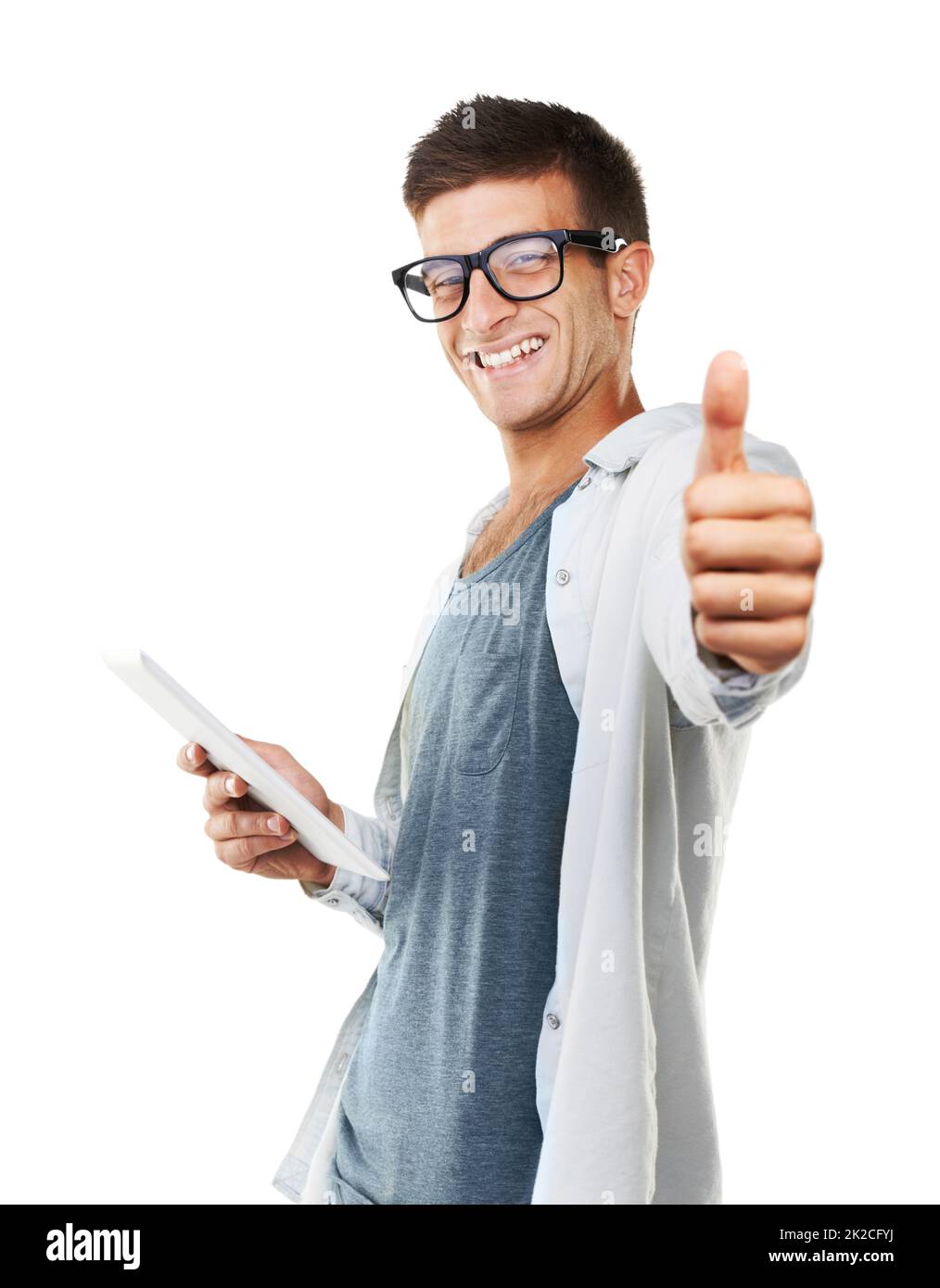 Pollici su. Ritratto di un uomo sorridente con gli occhiali con i pollici in su e tenendo un touch screen. Foto Stock