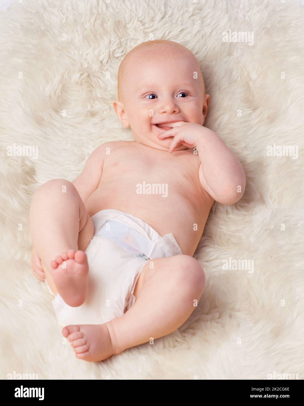 HES il suo piccolo angelo delle mamme. Scatto ritagliato di un bambino adorabile in uno studio. Foto Stock