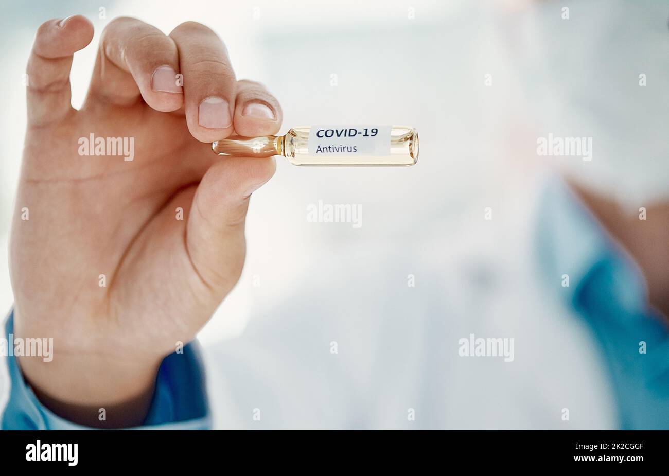 Venendo ad una farmacia vicino voi presto. Scatto corto di uno scienziato che tiene una fiala con 2019-nCov su di esso. Foto Stock