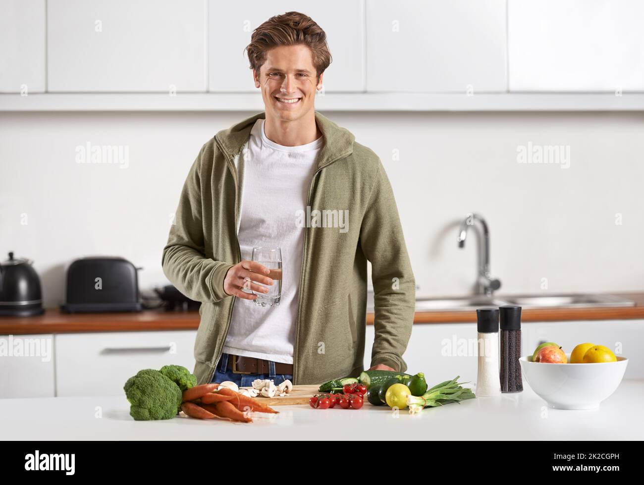 Assicurandosi che rimanga sano e nutrito. Ritratto di un giovane che prepara la cena. Foto Stock