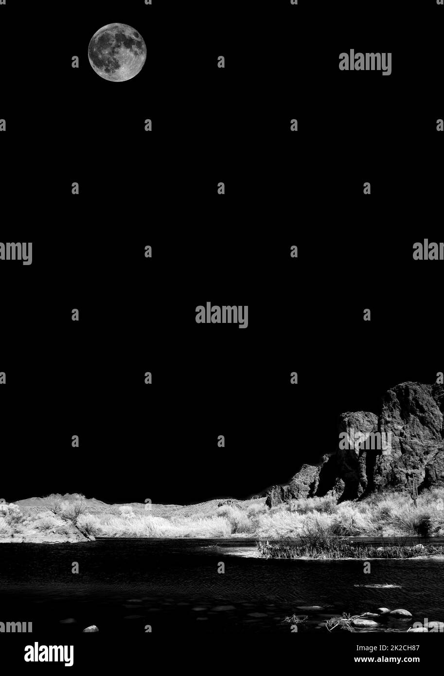 Salt River Arizona sonora Desert Moon in bianco e nero a infrarossi Foto Stock