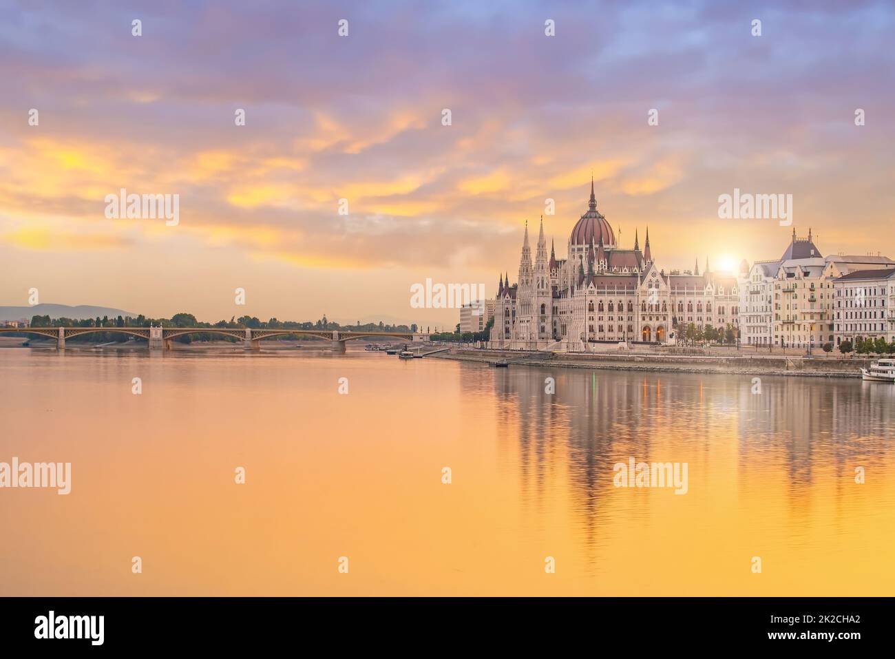 Skyline di Budapest, paesaggio urbano dell'Ungheria all'alba Foto Stock