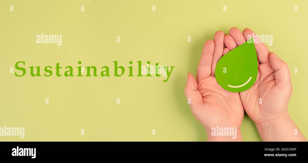 Tenere una goccia verde, biocombustibile alternativo, risorse di riciclaggio, stile di vita sostenibile, concetto di ecologia Foto Stock
