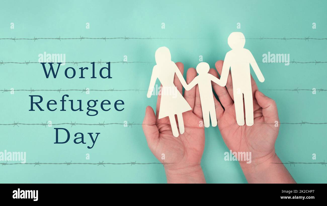 Giornata mondiale dei rifugiati, immigrazione dall’Ucraina, asylem seeker, immigranti, silhouette di una famiglia dietro un filo spinato, confine, diritti umani Foto Stock