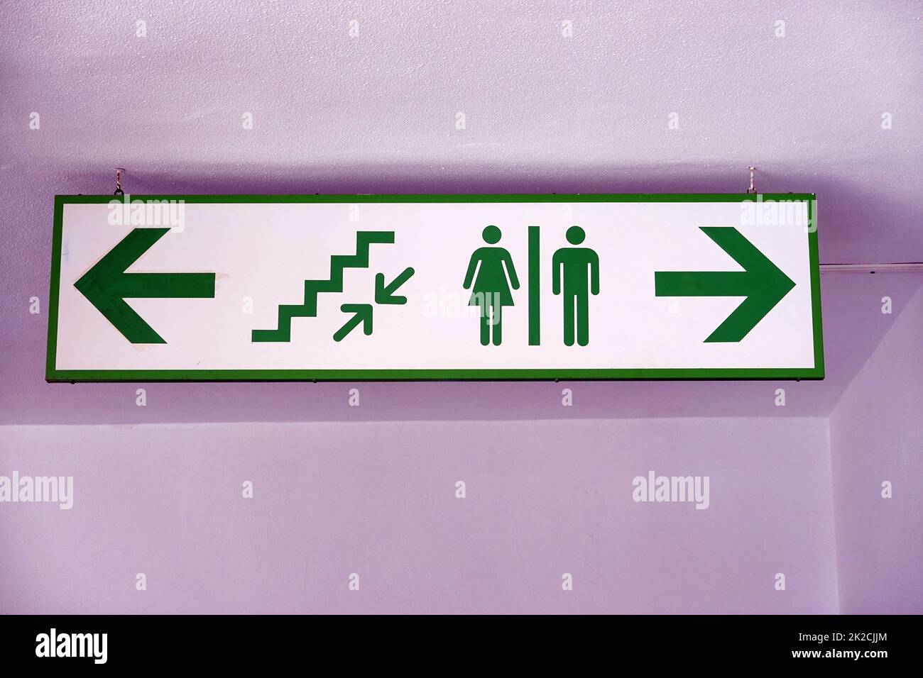 Hinweisschild mit verschiedenen Symbolen Foto Stock