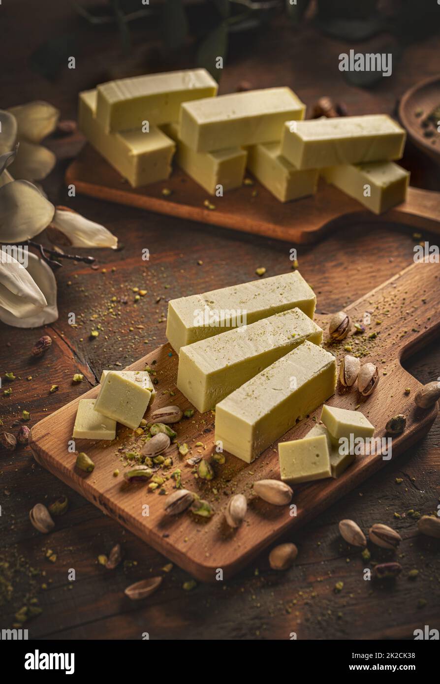 Cioccolato bianco crudo fatto in casa con pistacchio Foto Stock