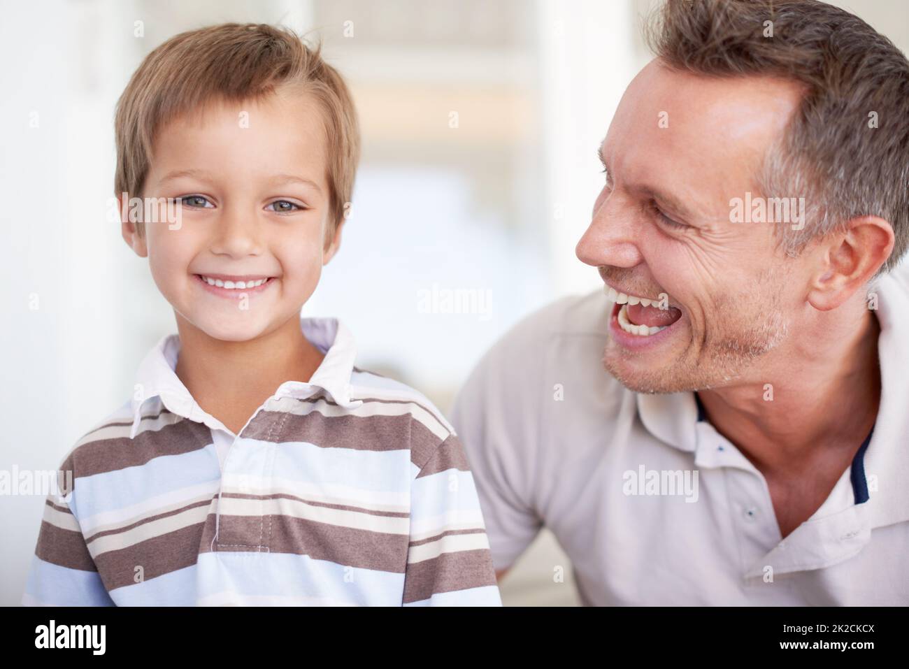 Ragazzino di Daddys. Ritratto di un padre e di un figlio felici. Foto Stock