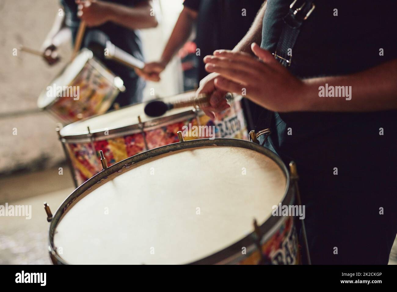 Suoni che escono direttamente dal Brasile. Primo piano di un musicista che suona la batteria con la sua band. Foto Stock
