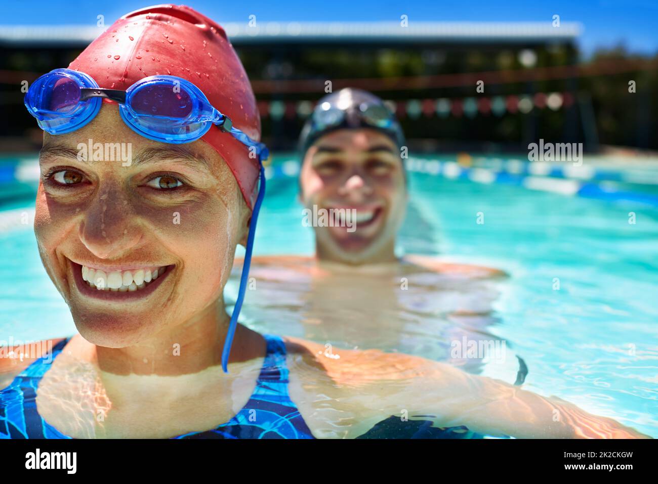 Concorrenza amichevole. Due nuotatori sorridenti in piscina. Foto Stock