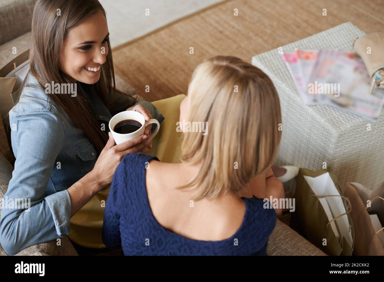 Pausa caffè tra lo shopping. Due fantastici amici si gustano un caffè mentre si acquistano insieme. Foto Stock