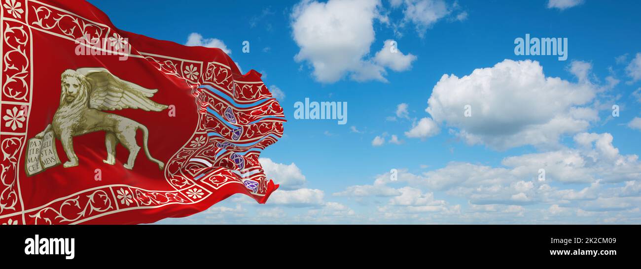 Bandiera della Serenissima Repubblica di Venezia, Europa su sfondo cielo nuvoloso. Bandiera rappresentante paese estinto, etnia o cultura, authoriti regionali Foto Stock