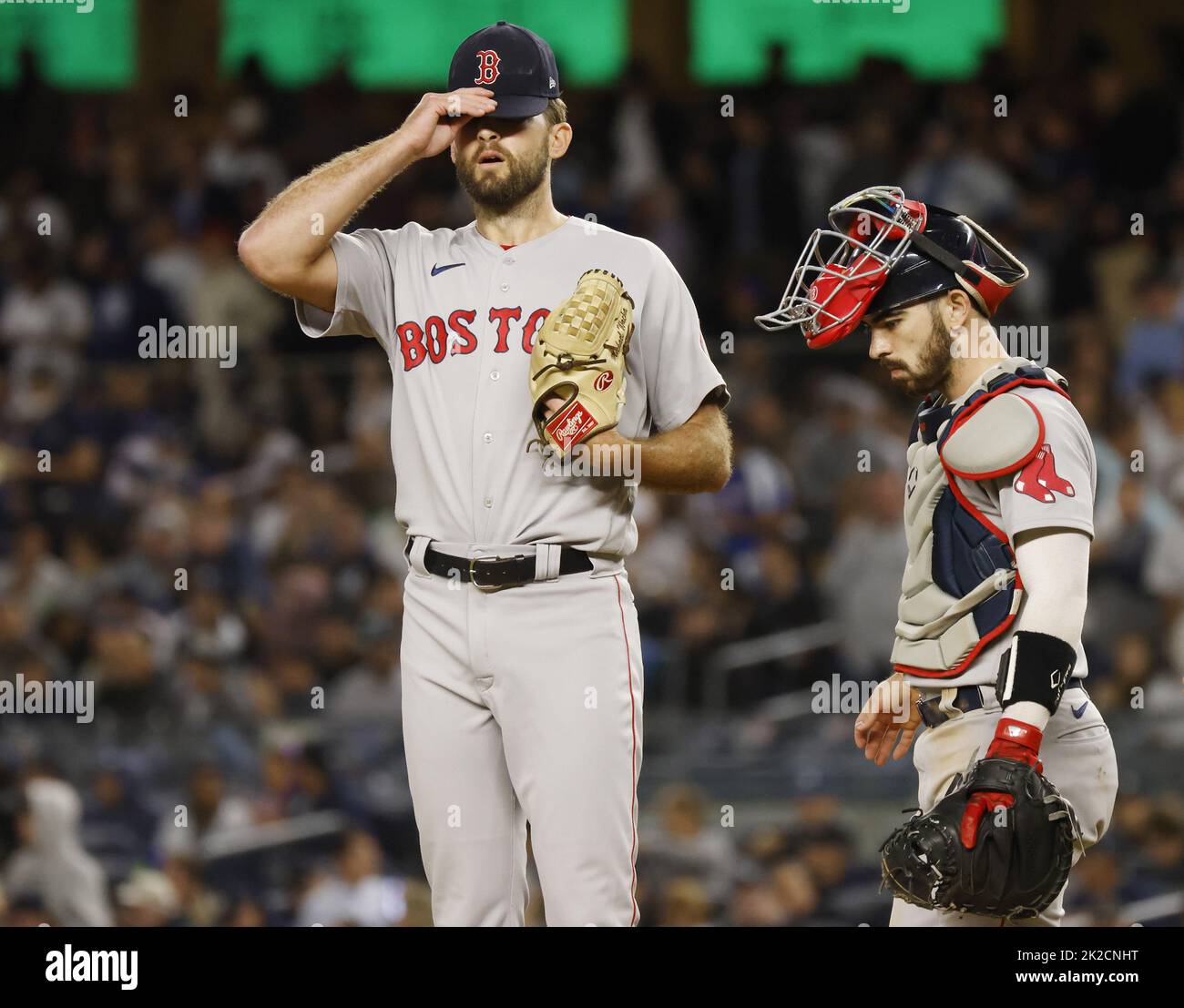 New York City, Stati Uniti. 22nd Set, 2022. La caraffa Michael Wacha di Boston Red Sox inizia a parlare con il catcher Connor Wong con due New York Yankees in base al 5th che si terrà al Yankee Stadium di New York City giovedì 22 settembre 2022. Foto di John Angelillo/UPI Credit: UPI/Alamy Live News Foto Stock