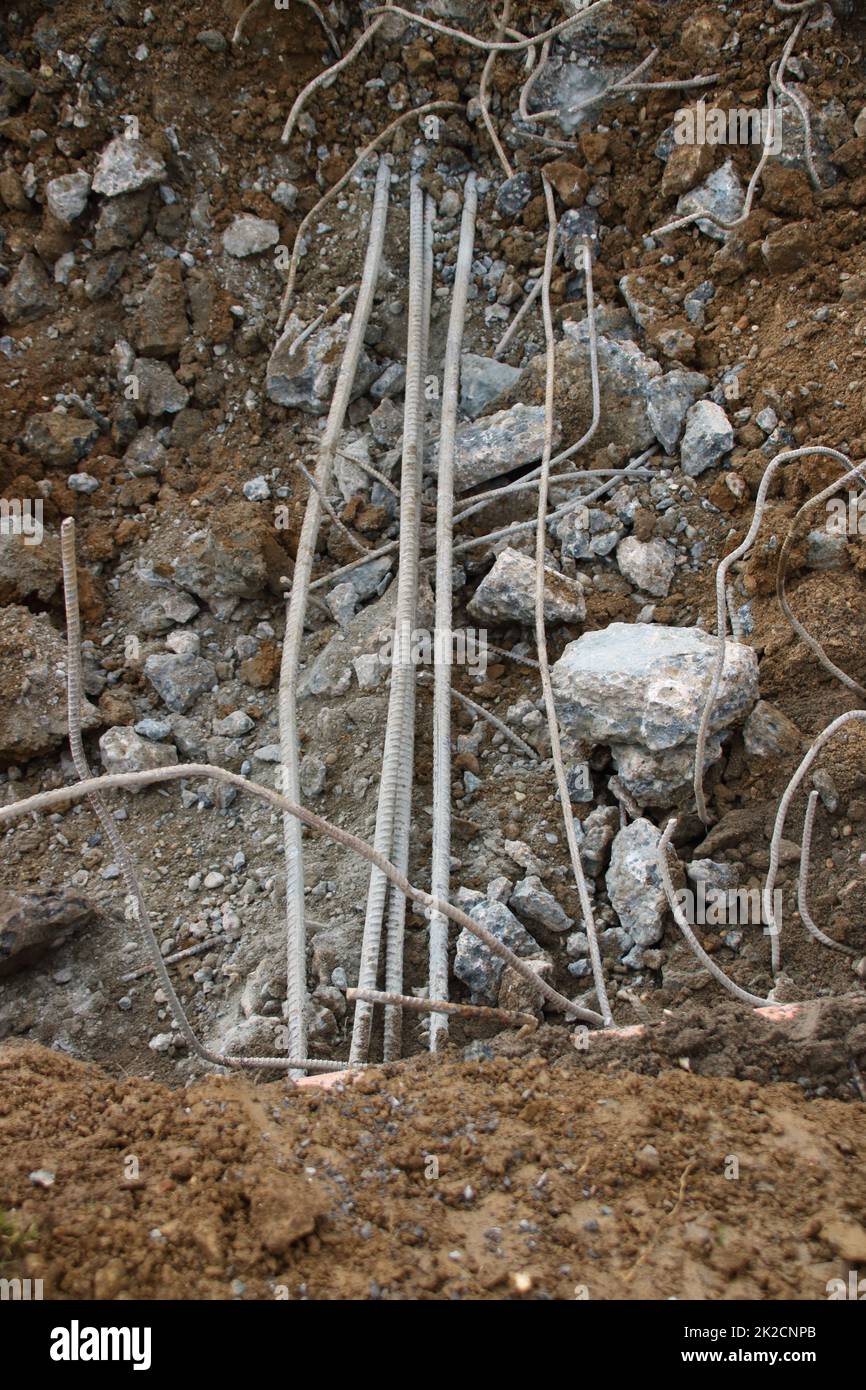 Resti di acciaio dopo la demolizione di una fondazione in uno scavo Foto Stock