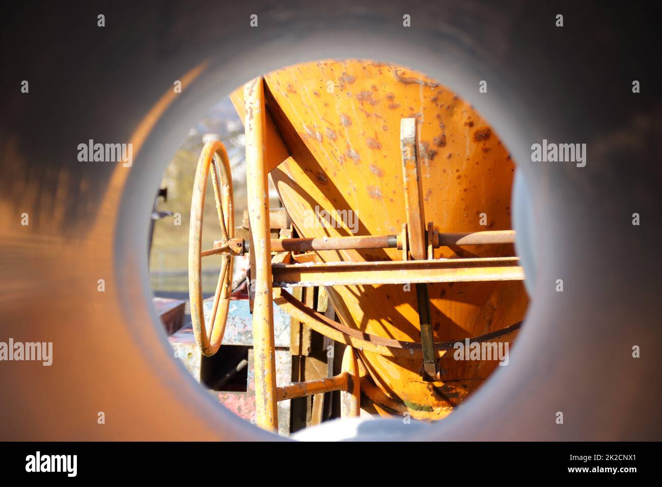 Vista attraverso un tubo su un silo di cemento Foto Stock
