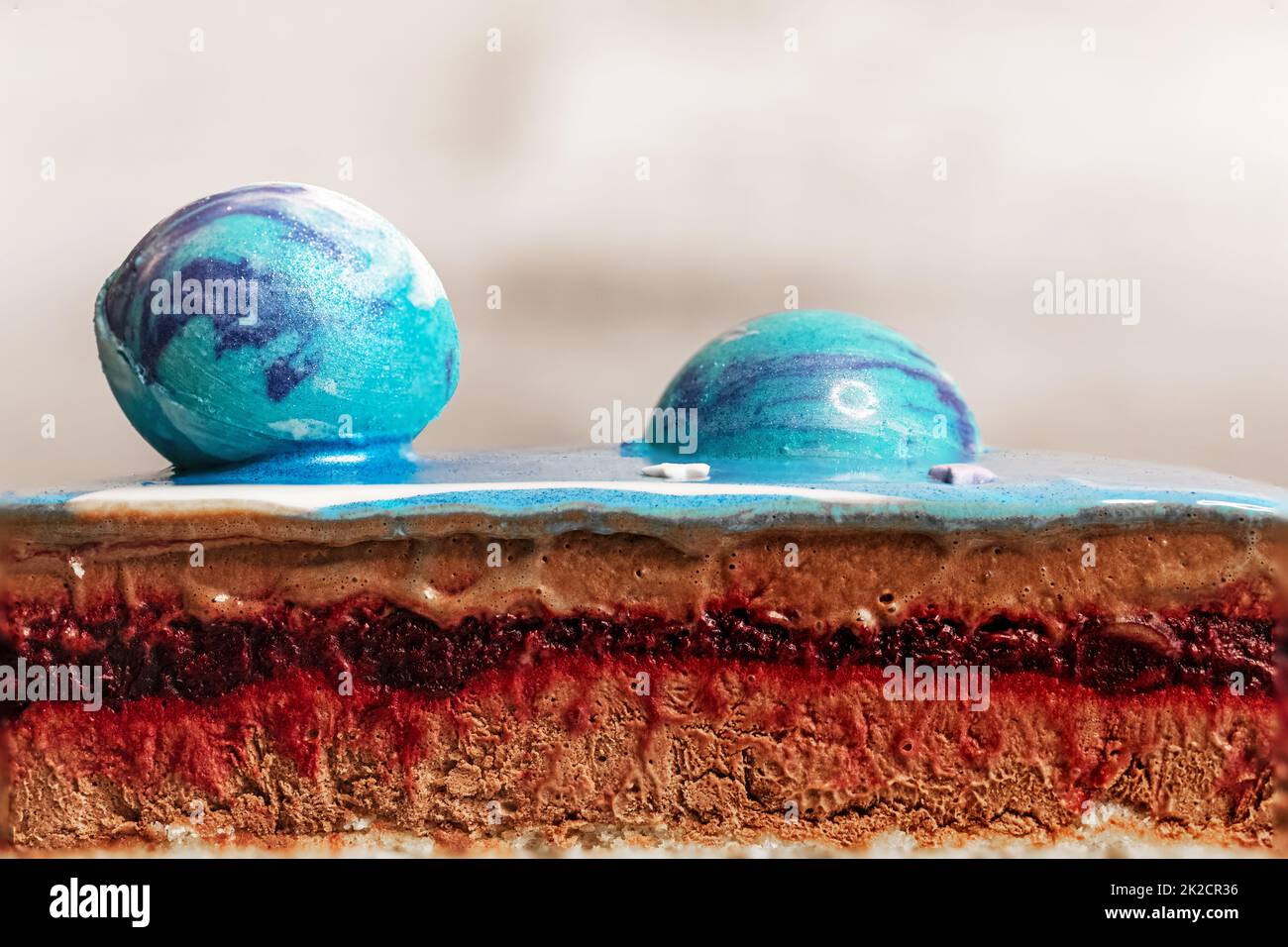 Torta di mousse blu con palline di cioccolato blu Foto Stock