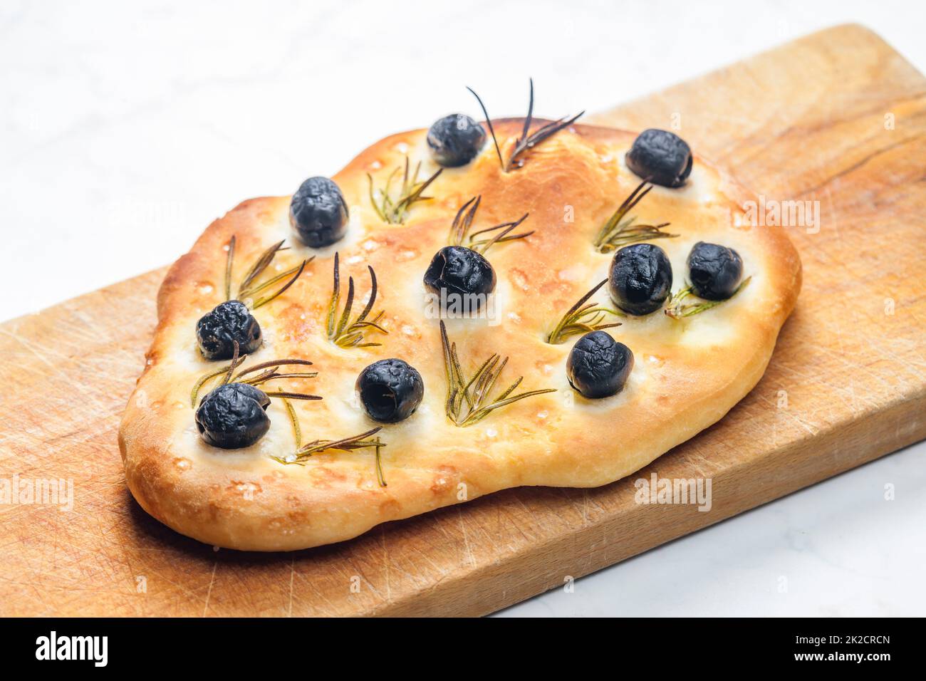 focaccia con olive nere e rosmarino Foto Stock