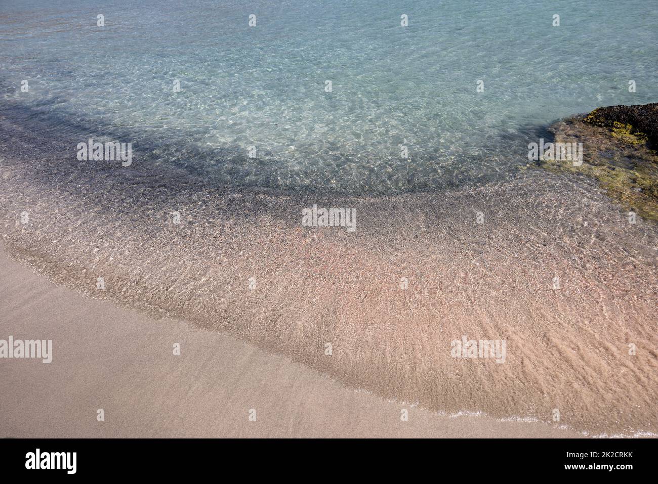 La gente si rilassa sulla famosa spiaggia di corallo rosa di Elafonisi a Creta Foto Stock