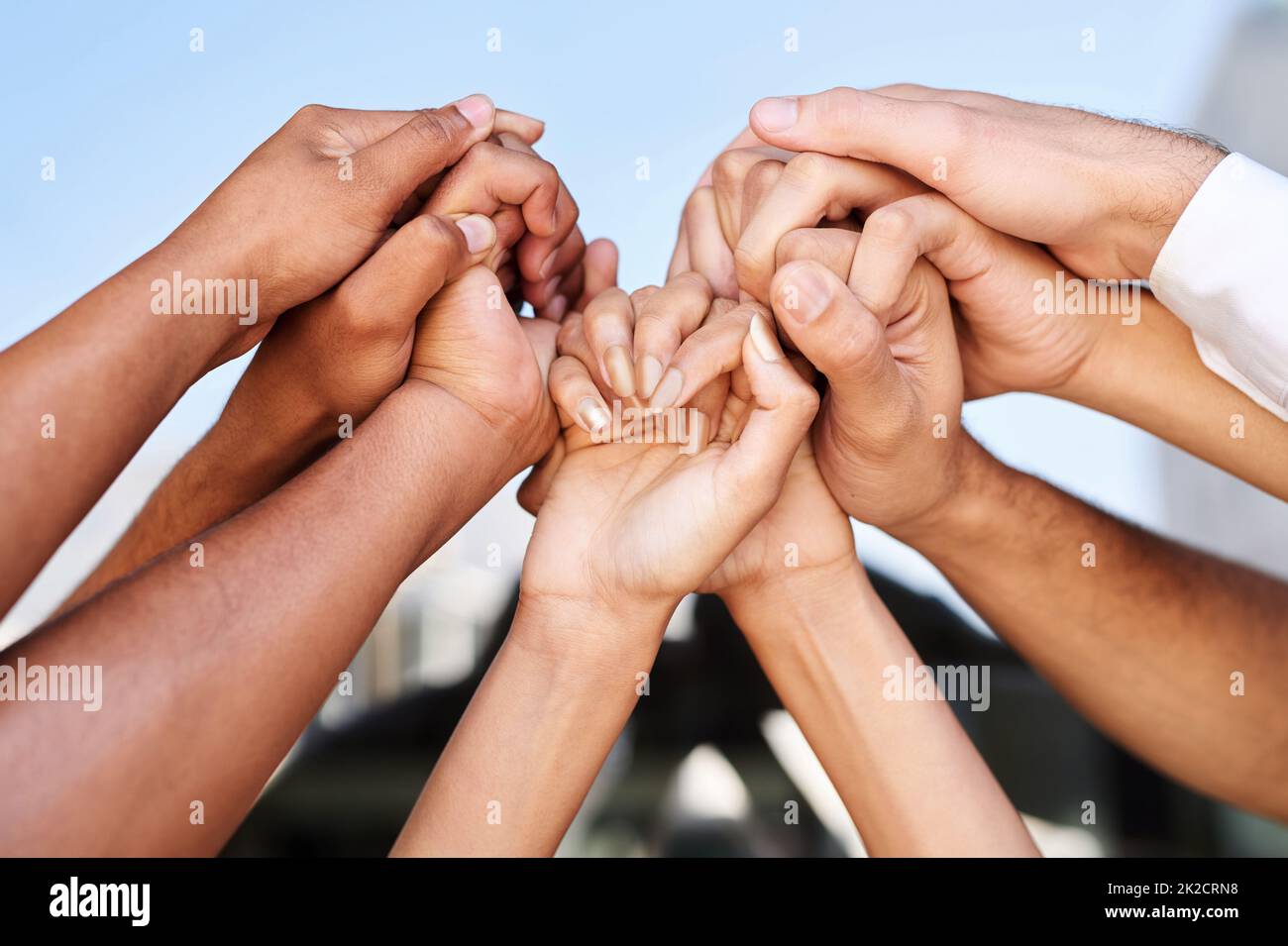 Siamo uno. Scatto ritagliato di un gruppo di mani di popoli irriconoscibili. Foto Stock