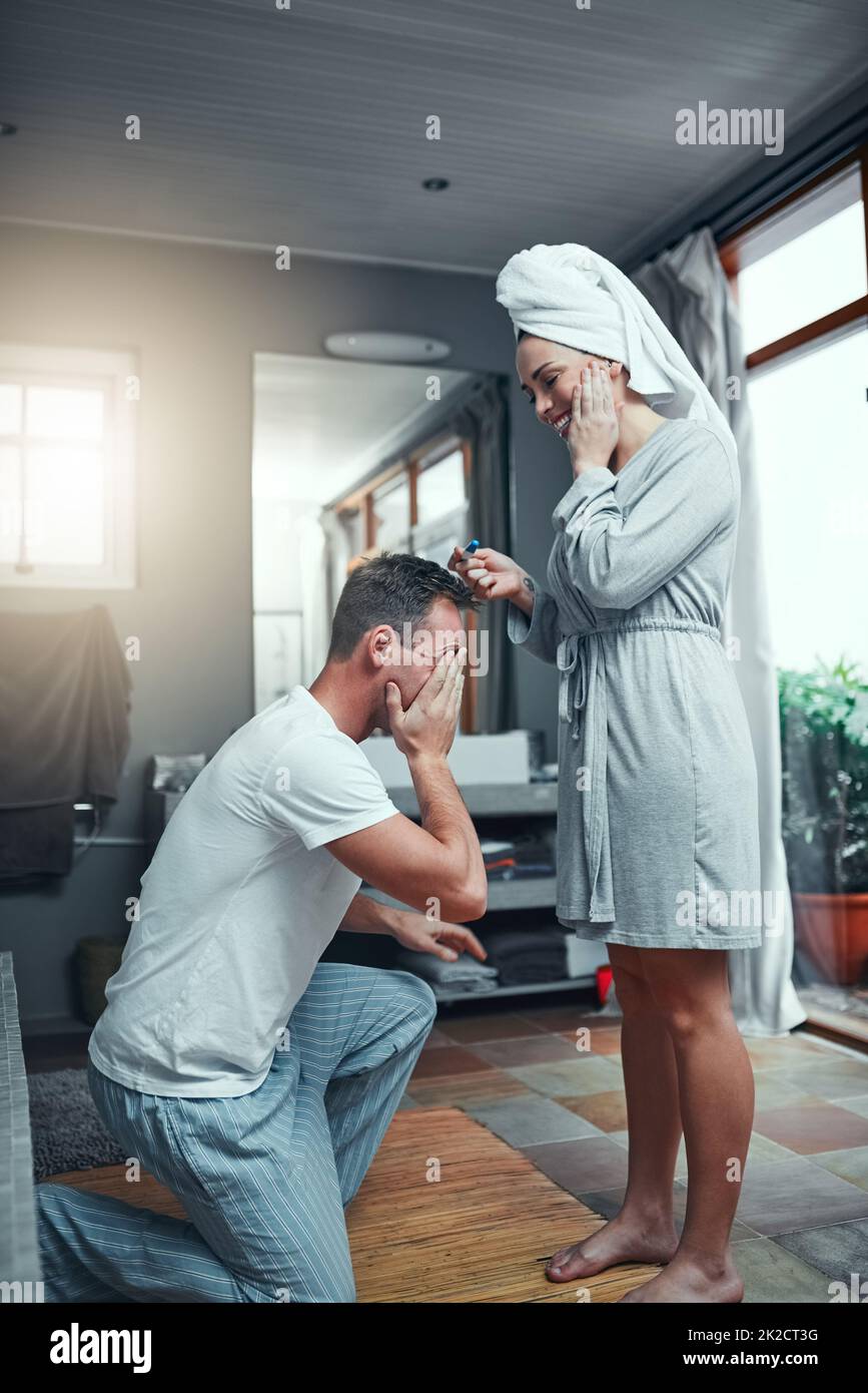 È una sorpresa meravigliosa per entrambi. Scatto di una giovane coppia che si sente felice dopo aver fatto un test di gravidanza a casa. Foto Stock
