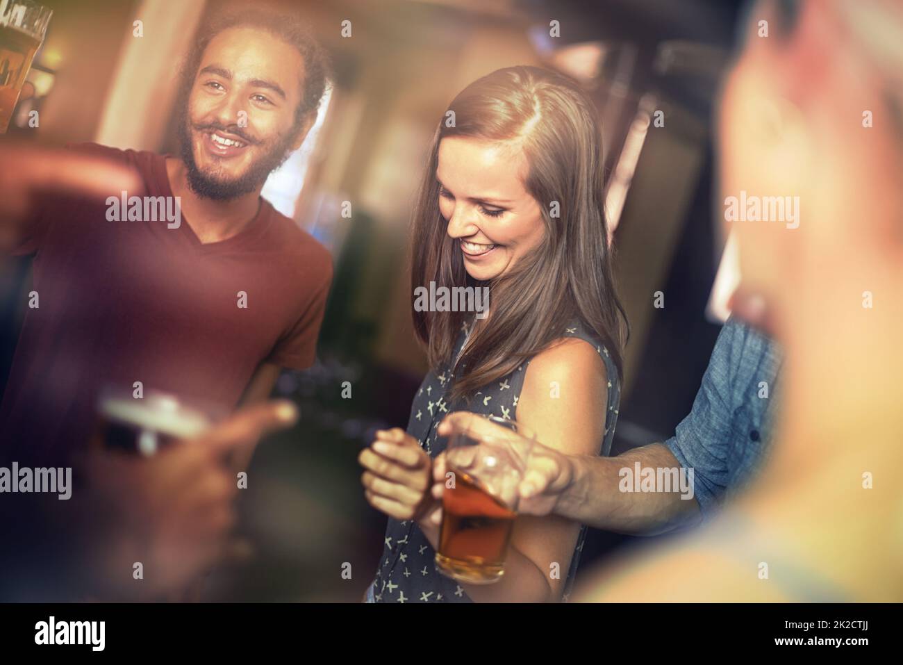 Buone occasioni con buoni amici. Shot di amici che bevono e si divertono in un pub. Foto Stock