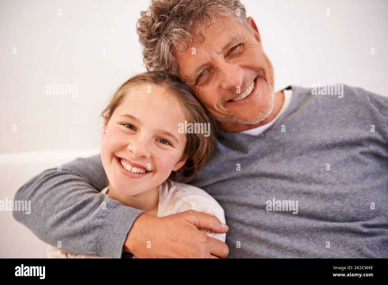 I miei nonni il migliore. Ritratto di una nipote e del suo nonno seduto a casa. Foto Stock