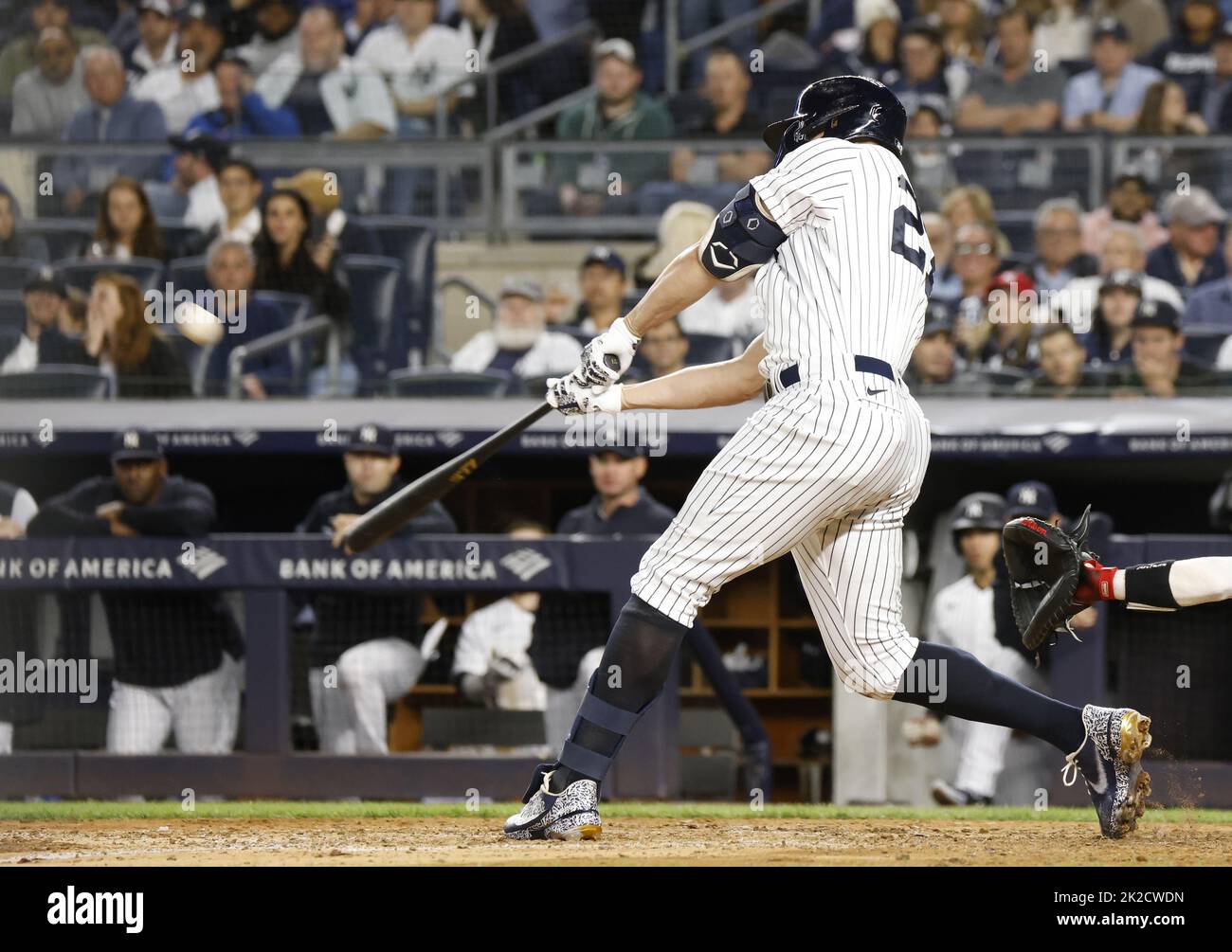 New York City, Stati Uniti. 22nd Set, 2022. New York Yankees Giancarlo Stanton arriva in una casa a due run contro i Boston Red Sox negli anni '6th per dare agli Yankees un vantaggio di 3-0 al Yankee Stadium di New York City giovedì 22 settembre 2022. Foto di John Angelillo/UPI Credit: UPI/Alamy Live News Foto Stock