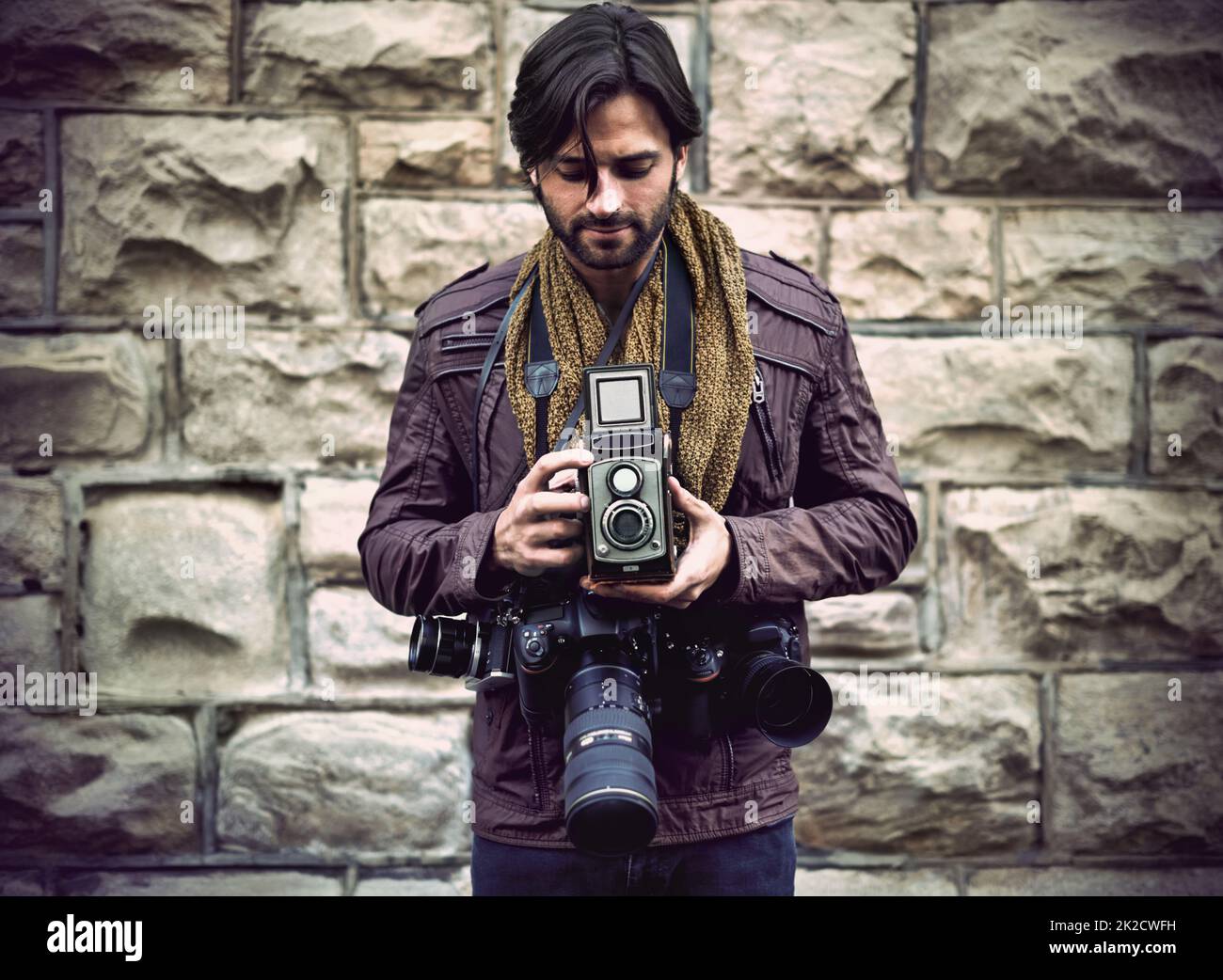 La fotografia è la mia passione. Foto di un bel fotografo giovane al lavoro in città. Foto Stock