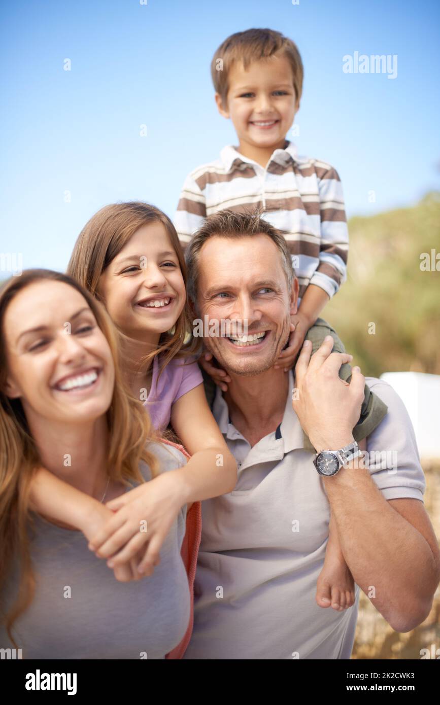 Una fantastica avventura per tutta la famiglia. Ritratto di una famiglia felice di quattro divertirsi in vacanza. Foto Stock