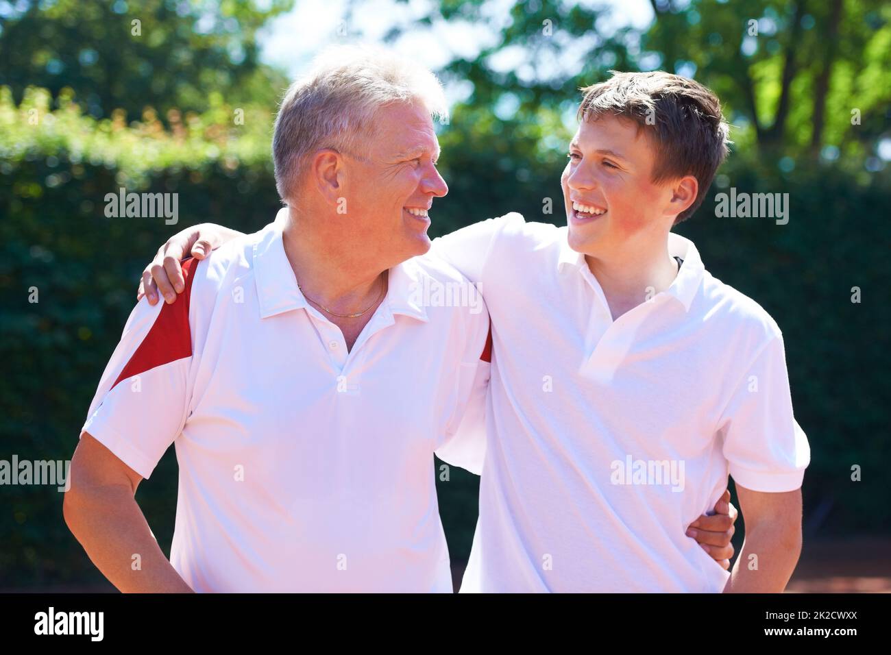 Prossimo gioco non sarà facile su di te. Un padre e suo figlio fuori al sole indossando abiti da tennis. Foto Stock