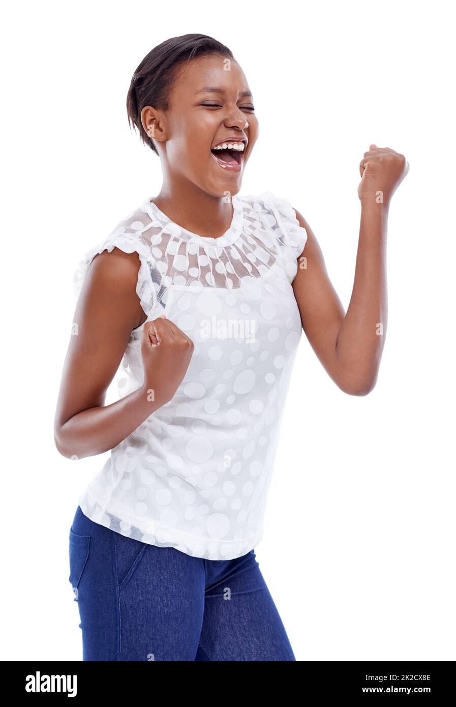 Sì, l'ho fatto. Una giovane donna africana alla moda che fa una danza vittoria su sfondo bianco. Foto Stock
