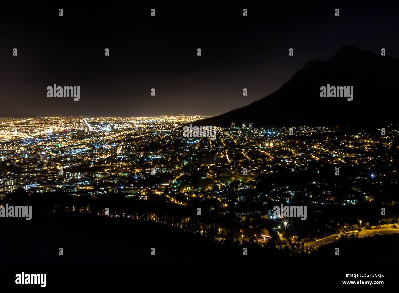 Una città di gioielli. Scatto di sviluppo urbano di notte. Foto Stock
