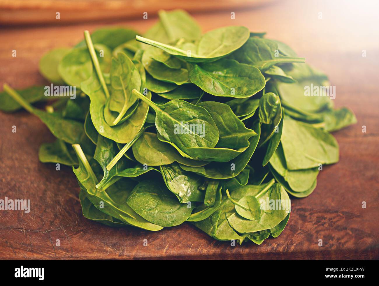Bel basilico verde. Shot di foglie di basilico fresco su un tavolo da cucina. Foto Stock