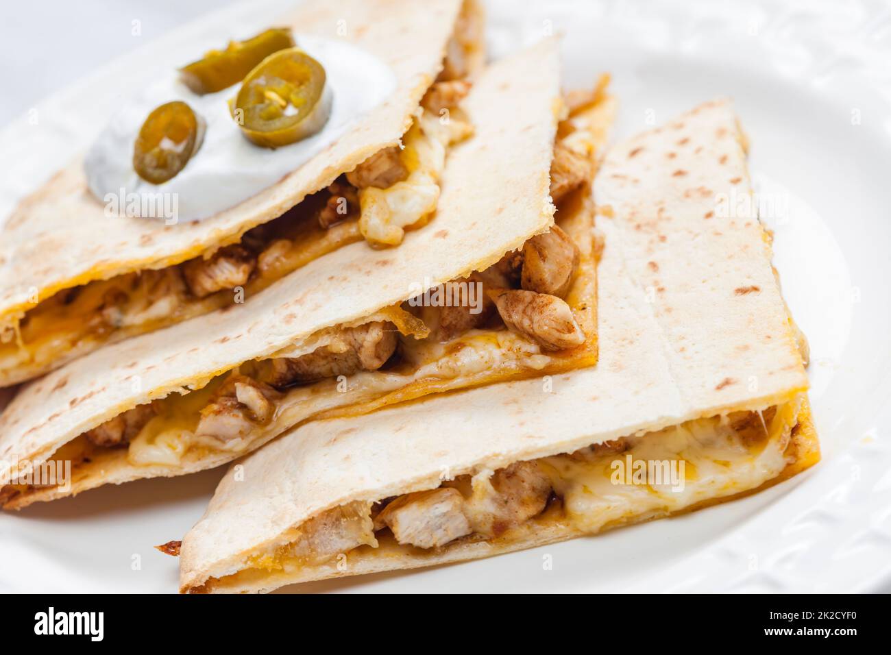 quesadilla con carne di pollo e jalapenos Foto Stock