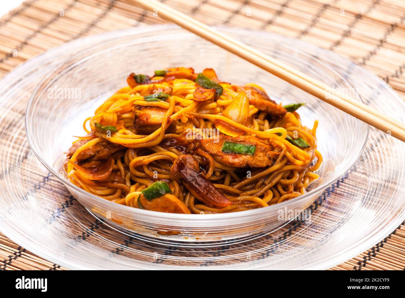 tagliatelle fritte con carne di pollo in salsa di soia Foto Stock