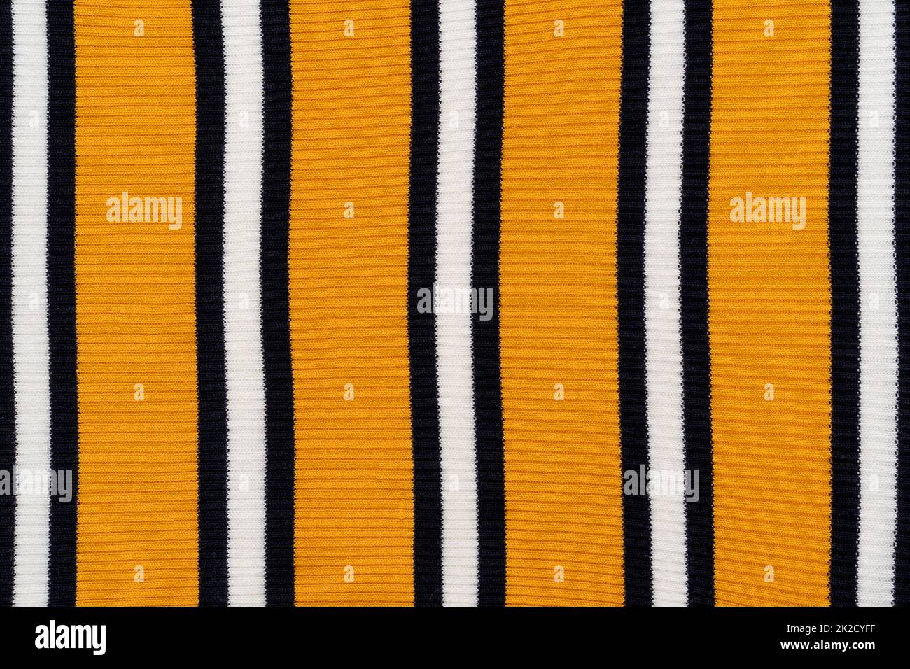 Sfondo di maglione a maglia giallo con strisce bianche e nere Foto Stock