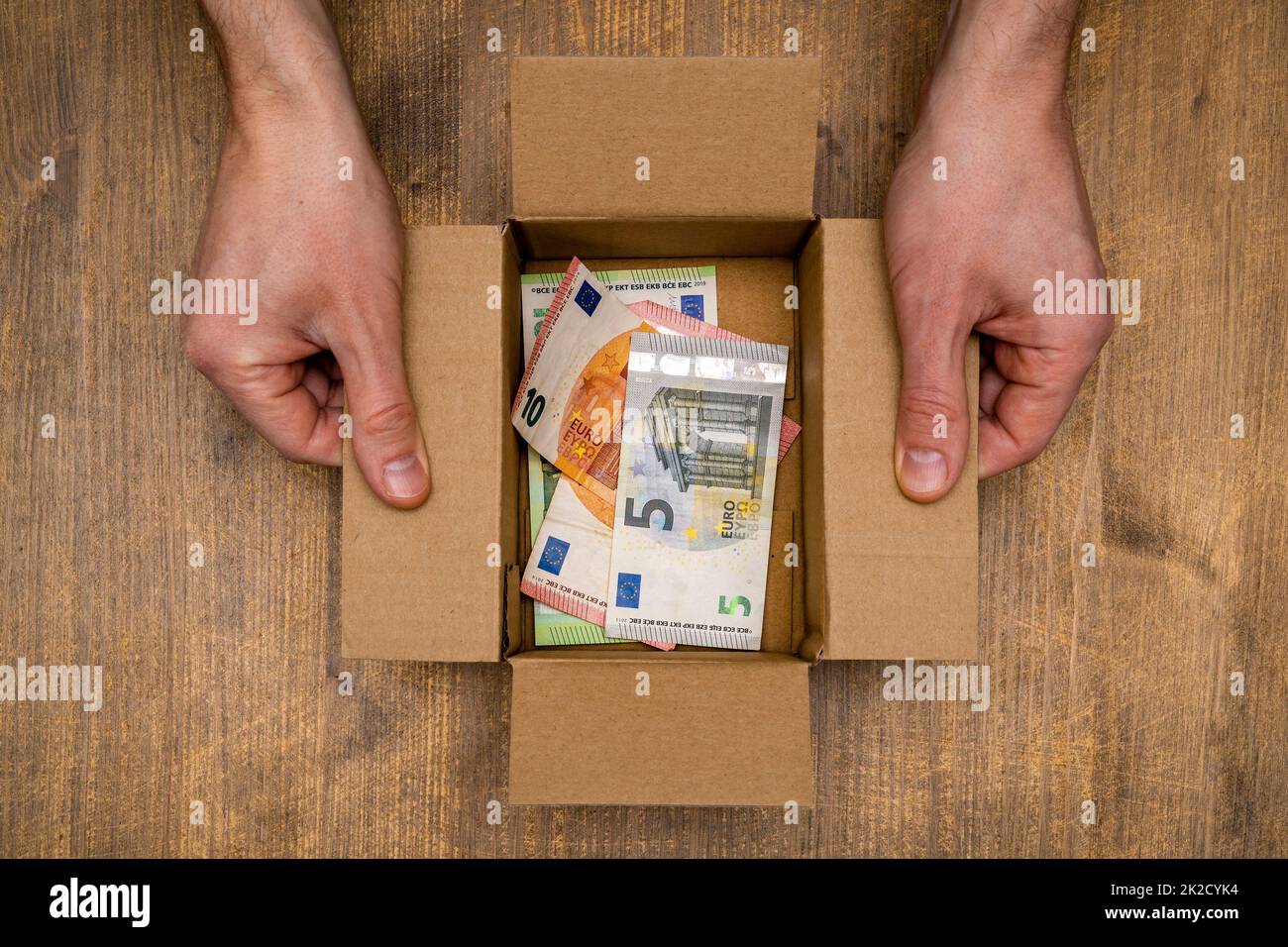 Banconote in euro in scatola aperta in cartone ondulato. Foto Stock
