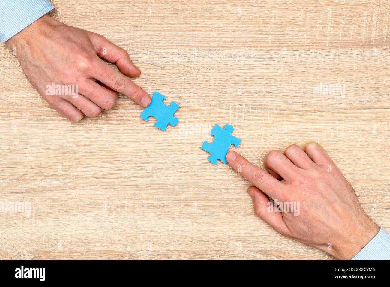 Unire due pezzi di puzzle - concetto per il brainstorming e la decisione Foto Stock