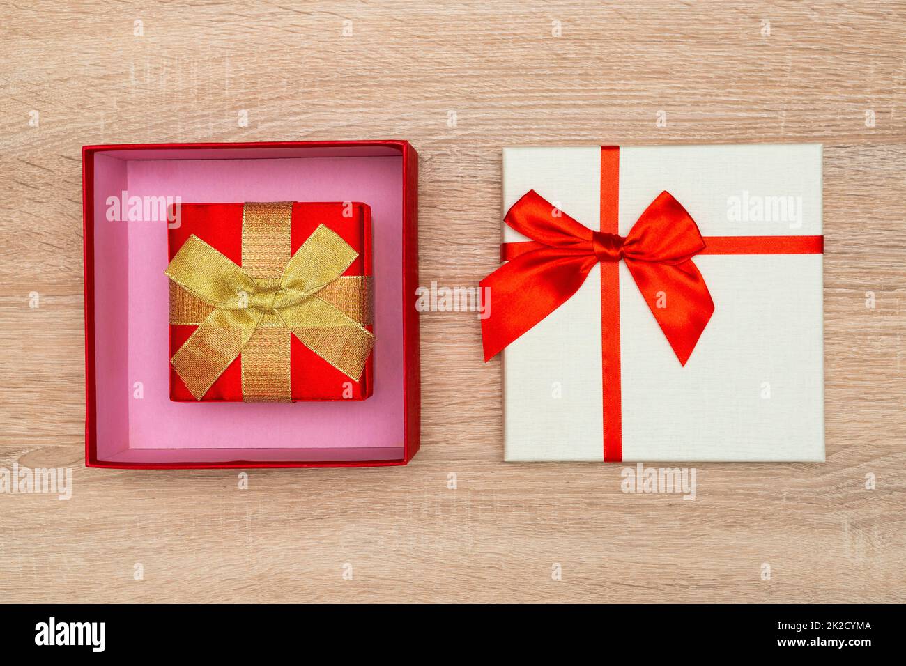 Grande scatola regalo aperta con scatola regalo più piccola all'interno Foto Stock