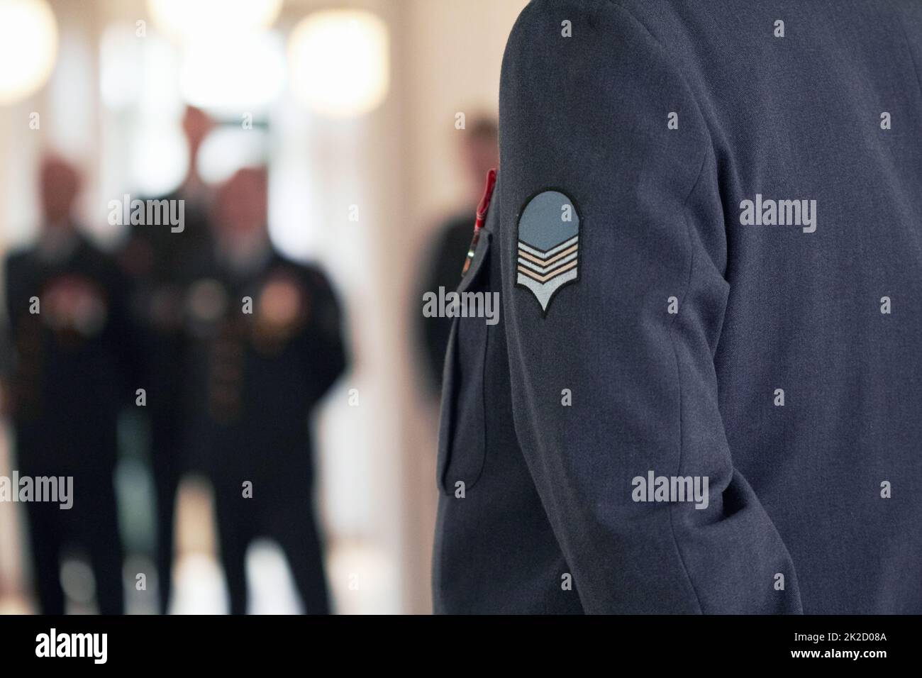 Disponibile e capace di difendere. Scatto di un distintivo militare su una giacca ufficiale di alto rango. Foto Stock
