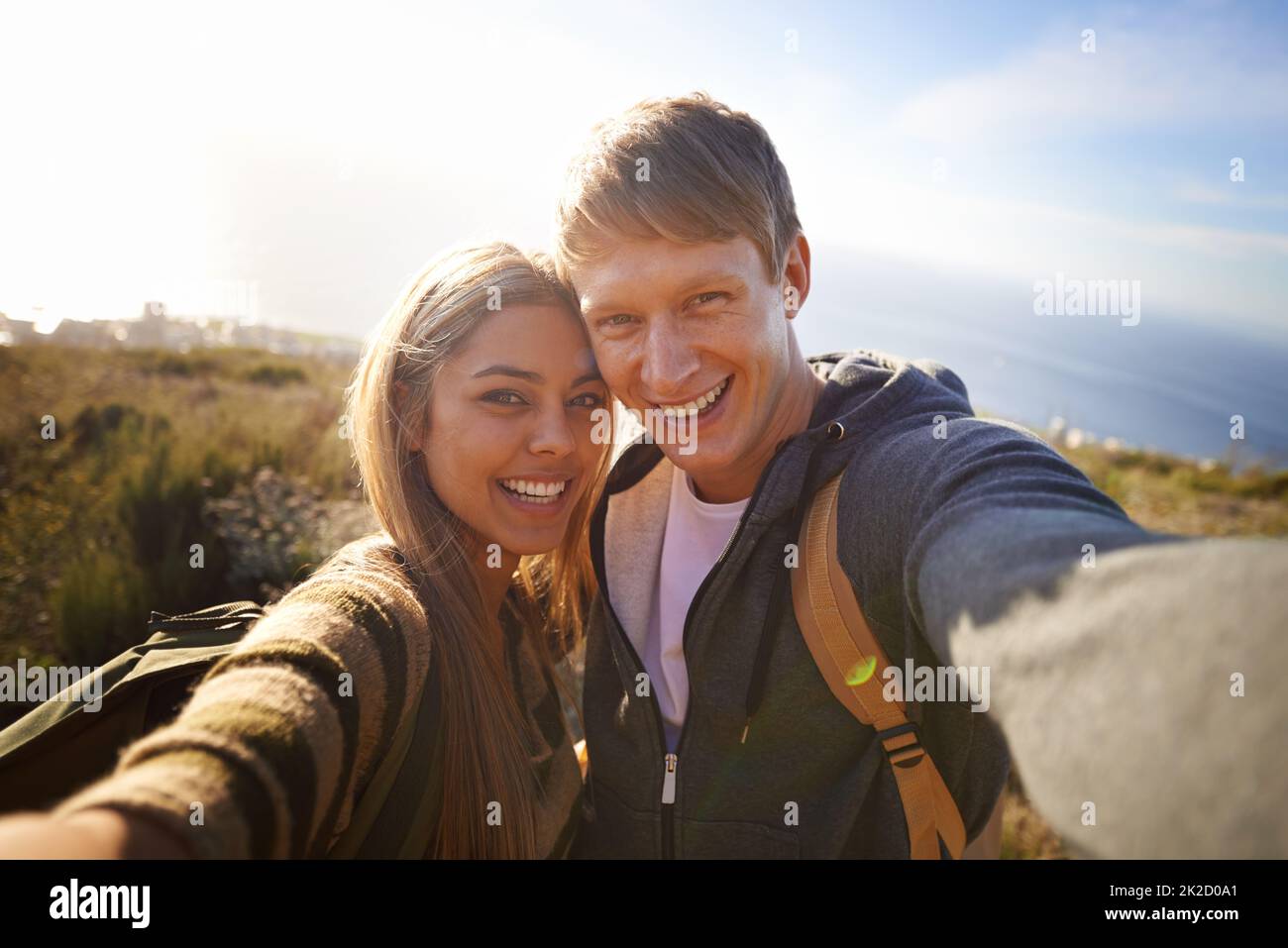 Condivisione all'aperto. Ritratto di una giovane coppia felice fuori per un'escursione. Foto Stock