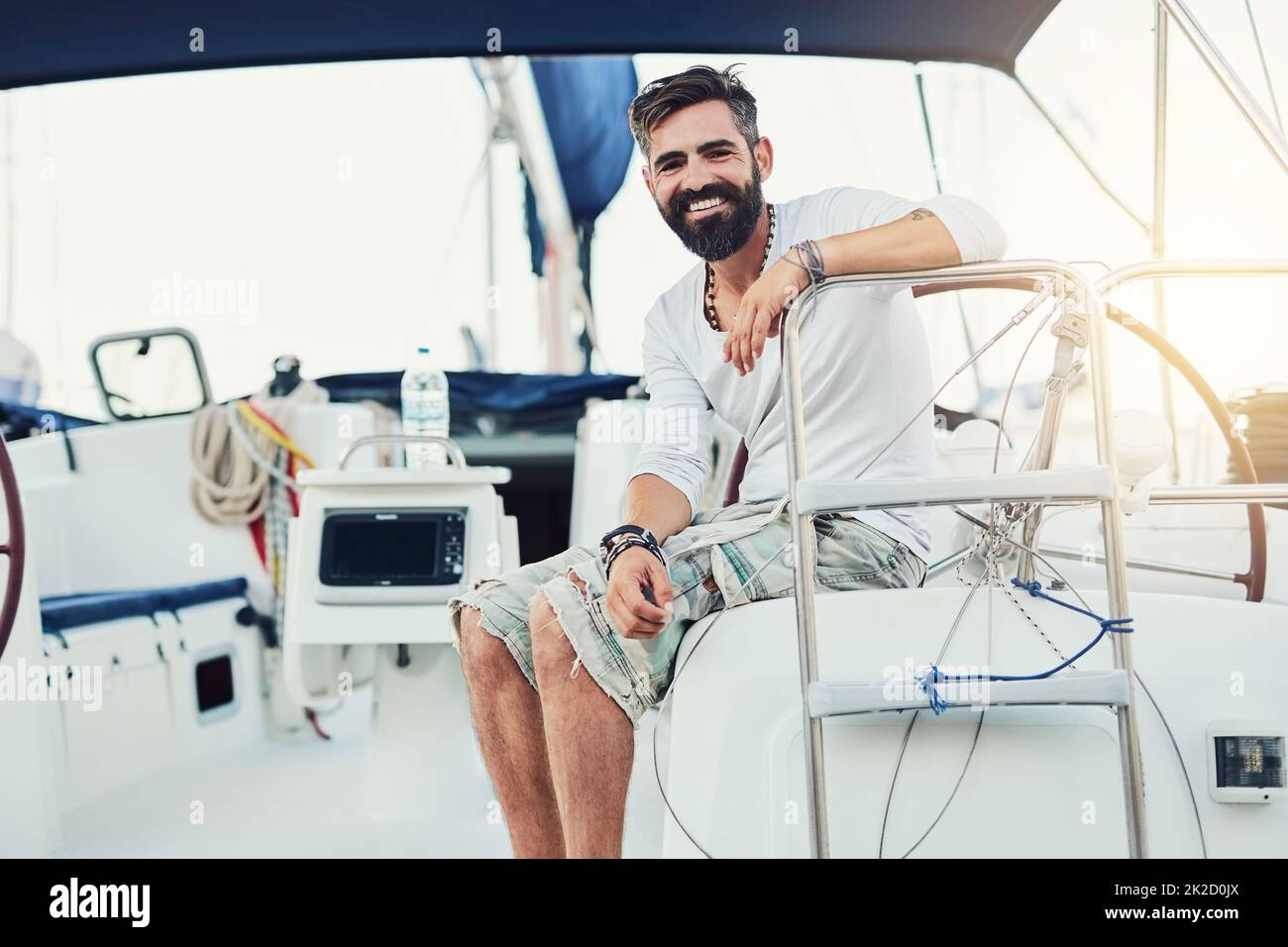 Non pentirete mai di possedere uno yacht. Scatto corto di un bel uomo maturo sul suo yacht. Foto Stock