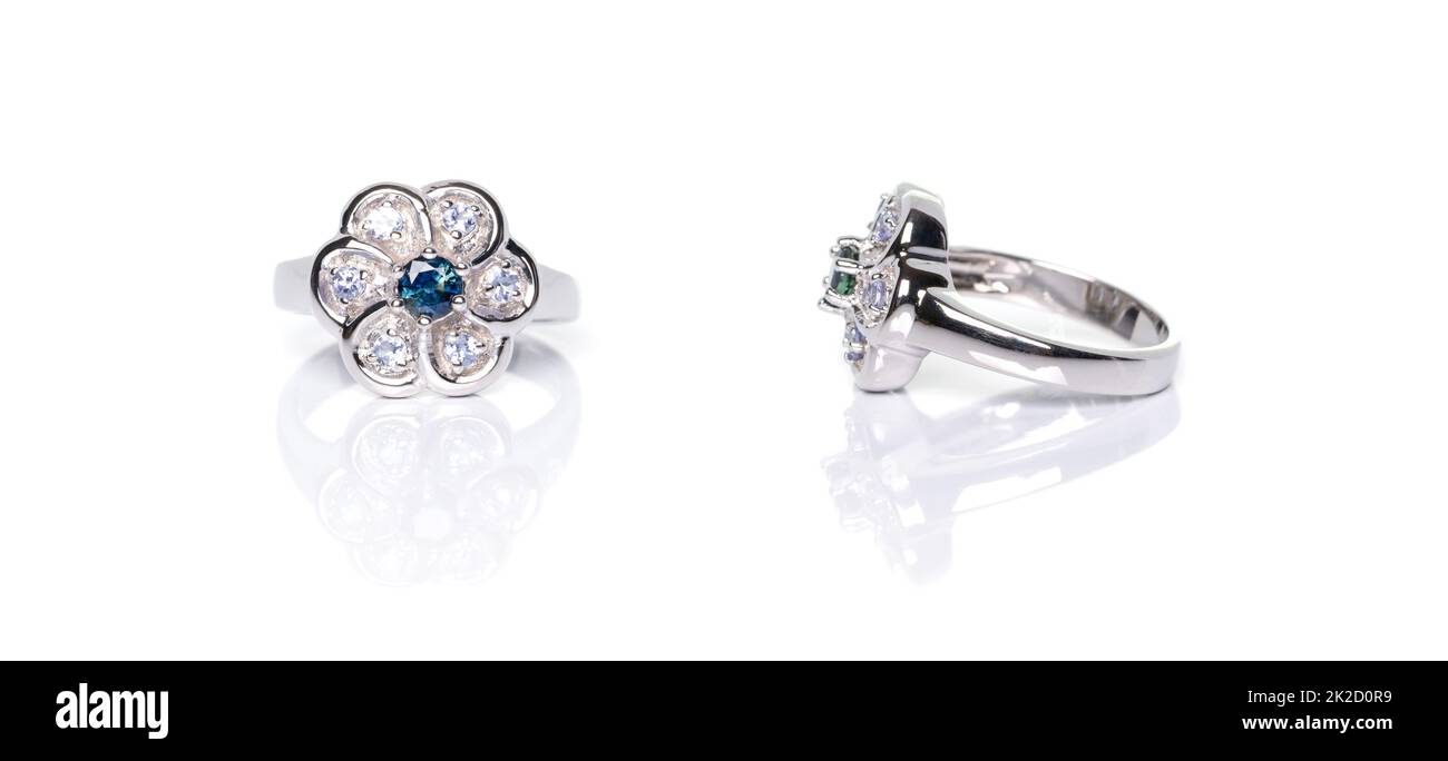 Zaffiro blu con anello in tanzanite su sfondo bianco con riflessi. Collezione di accessori per gemme naturali. Foto studio Foto Stock