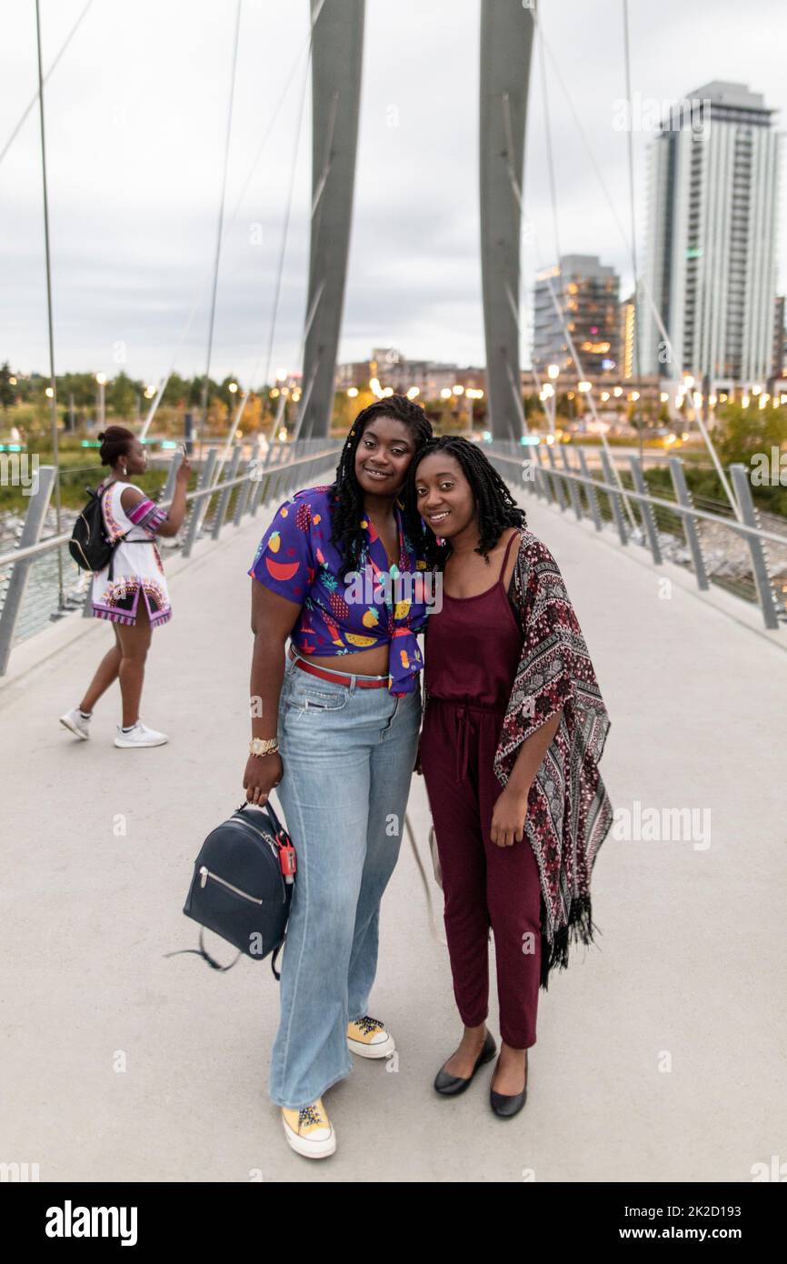 Ritratto felice giovani donne amici sulla città ponte pedonale Foto Stock