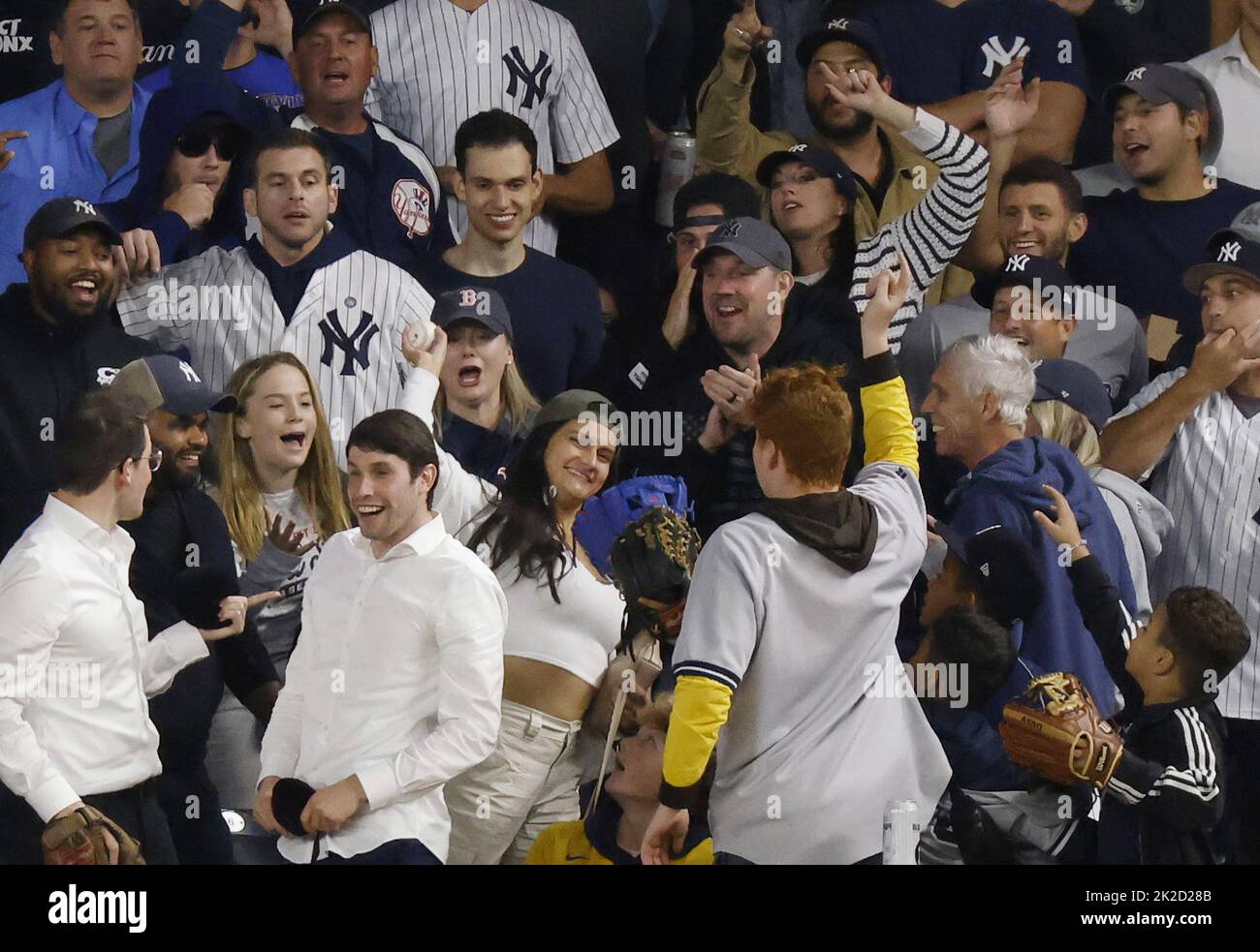 New York City, Stati Uniti. 22nd Set, 2022. Un fan tira la palla home run di Boston Red Sox Triston Casas sul campo negli anni '7th durante la partita contro i New York Yankees allo Yankee Stadium di New York City giovedì 22 settembre 2022. Foto di John Angelillo/UPI Credit: UPI/Alamy Live News Foto Stock