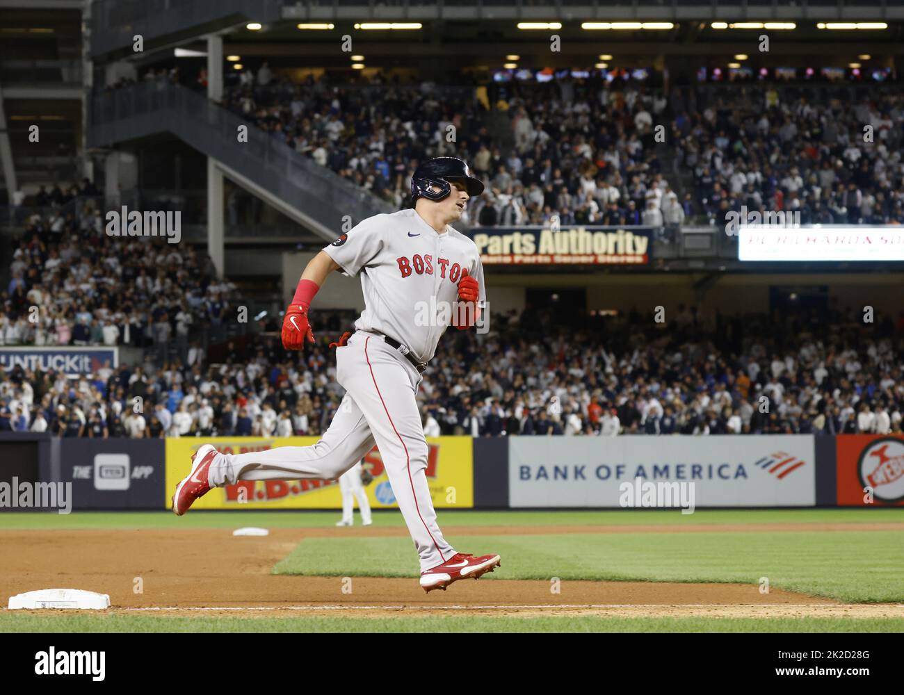 New York City, Stati Uniti. 22nd Set, 2022. Boston Red Sox Reese McGuire gestisce le basi dopo aver colpito una casa a tre corse contro i New York Yankees negli anni '7th per dare ai Red Sox un vantaggio di 4-3 al Yankee Stadium di New York City giovedì 22 settembre 2022. Foto di John Angelillo/UPI Credit: UPI/Alamy Live News Foto Stock