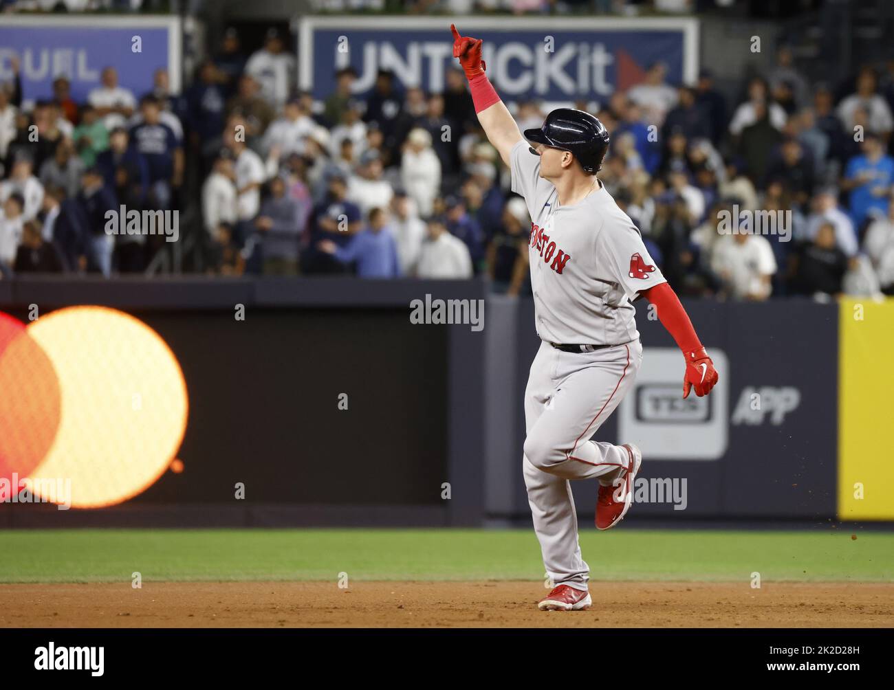 New York City, Stati Uniti. 22nd Set, 2022. Boston Red Sox Reese McGuire gestisce le basi dopo aver colpito una casa a tre corse contro i New York Yankees negli anni '7th per dare ai Red Sox un vantaggio di 4-3 al Yankee Stadium di New York City giovedì 22 settembre 2022. Foto di John Angelillo/UPI Credit: UPI/Alamy Live News Foto Stock