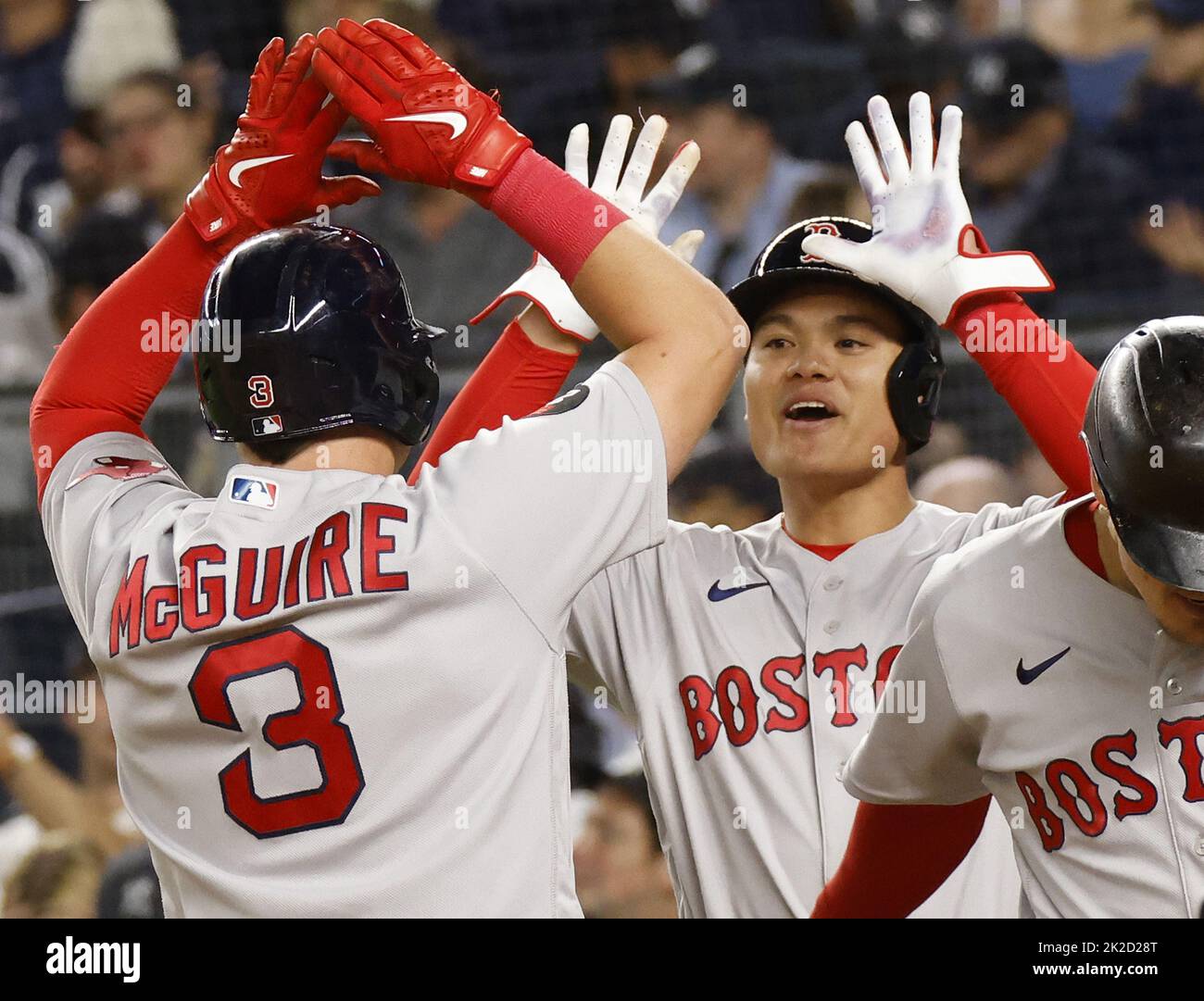 New York City, Stati Uniti. 22nd Set, 2022. I Boston Red Sox Reese McGuire si congratulano dopo aver raggiunto una casa a tre run contro i New York Yankees nel 7th per dare ai Red Sox un vantaggio di 4-3 al Yankee Stadium di New York City giovedì 22 settembre 2022. Foto di John Angelillo/UPI Credit: UPI/Alamy Live News Foto Stock