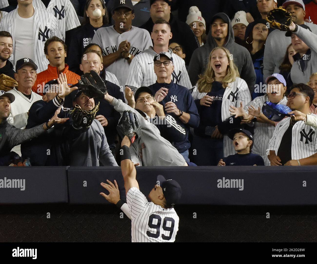 New York City, Stati Uniti. 22nd Set, 2022. New York Yankees Aaron Judge arriva invano per la palla, mentre Boston Red Sox Reese McGuire arriva in una casa a tre run negli anni '7th per dare ai Red Sox un vantaggio di 4-3 al Yankee Stadium di New York City giovedì 22 settembre 2022. Foto di John Angelillo/UPI Credit: UPI/Alamy Live News Foto Stock